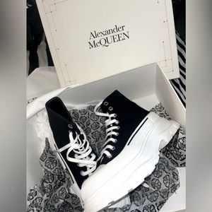 Alexander McQueen (Black) 🖤